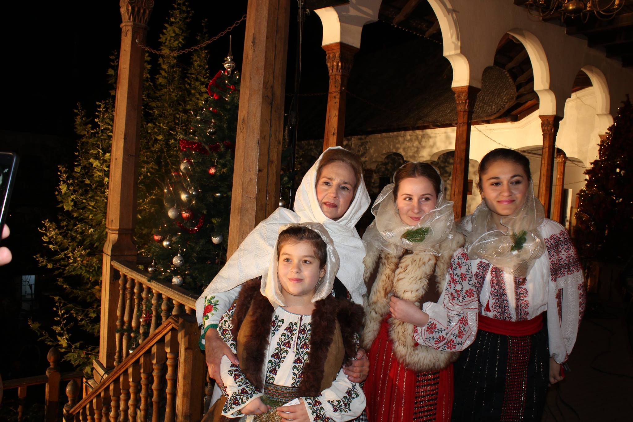 Popasuri folclorice_Sofia Vicoveanca si grup de fete